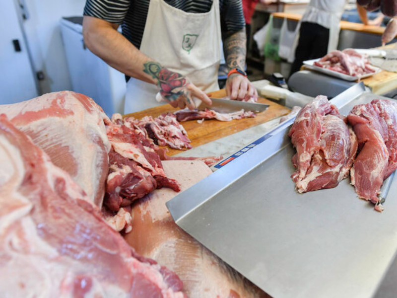 El consumo de carne vacuna cae a mínimos de dos décadas y acelera el reemplazo por pollo y cerdo El consumo de carne vacuna cae a mínimos de dos décadas y acelera el reemplazo por pollo y cerdo