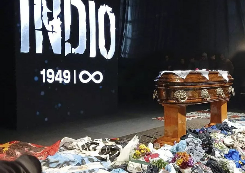 El último adiós al Indio Solari con una marea humana de más de 70 cuadras que extiende su despedida El último adiós al Indio Solari con una marea humana de más de 70 cuadras que extiende su despedida