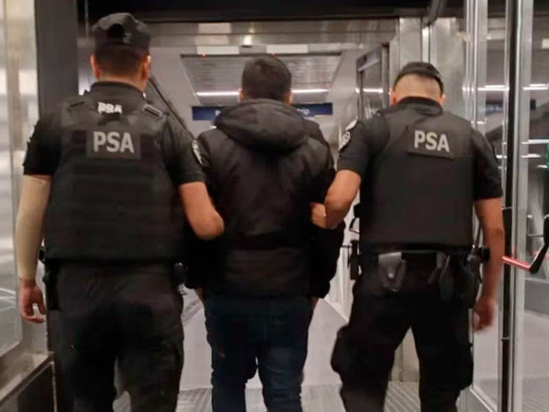 Otra vez Milei imita a Trump y lanza su propia policía antiinmigrantes Otra vez Milei imita a Trump y lanza su propia policía antiinmigrantes
