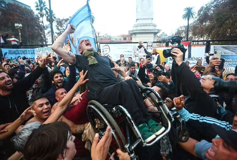Menem no quiso velar al Indio en el Congreso y desató una crisis en el Gobierno nacional Menem no quiso velar al Indio en el Congreso y desató una crisis en el Gobierno nacional