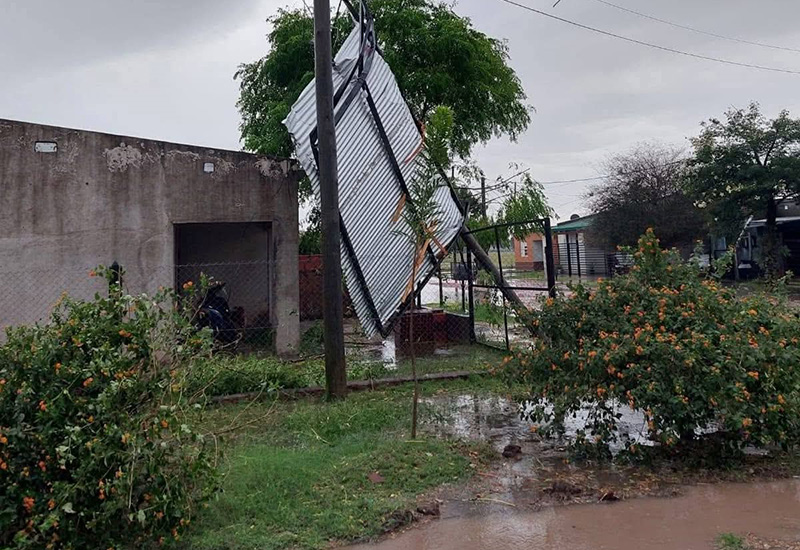 Fuerte temporal en Santa Sylvina causó destrozos este domingo en la mañana Fuerte temporal en Santa Sylvina causó destrozos este domingo en la mañana