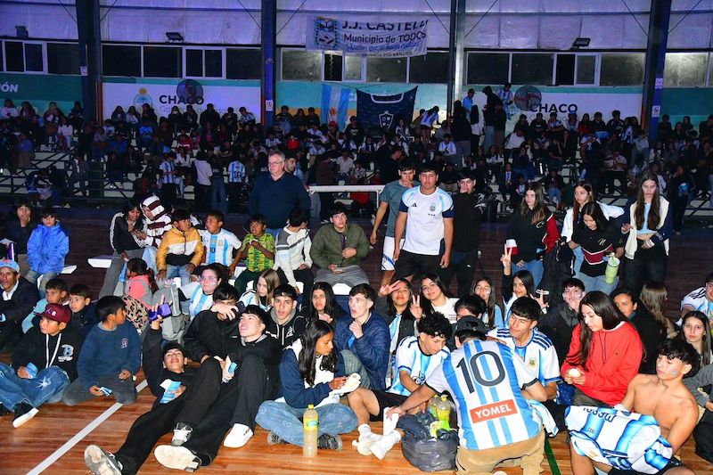 Más de 800 personas alentaron a la Selección en pantalla gigante en Juan José Castelli Más de 800 personas alentaron a la Selección en pantalla gigante en Juan José Castelli
