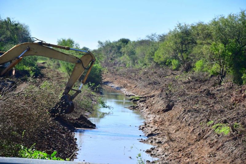 Avanzan obras para mejorar el escurrimiento del agua en distintos sectores de J. J. Castelli Avanzan obras para mejorar el escurrimiento del agua en distintos sectores de J. J. Castelli