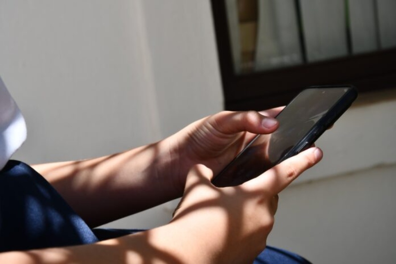 Una iniciativa estudiantil evidencia la contaminación bacteriana en celulares Una iniciativa estudiantil evidencia la contaminación bacteriana en celulares