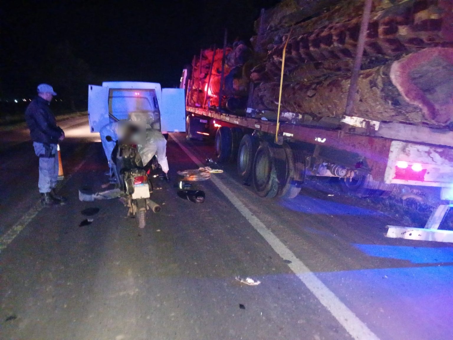 Motociclista murió tras chocar contra un camión detenido sobre la ruta 16, en Sáenz Peña Motociclista murió tras chocar contra un camión detenido sobre la ruta 16, en Sáenz Peña
