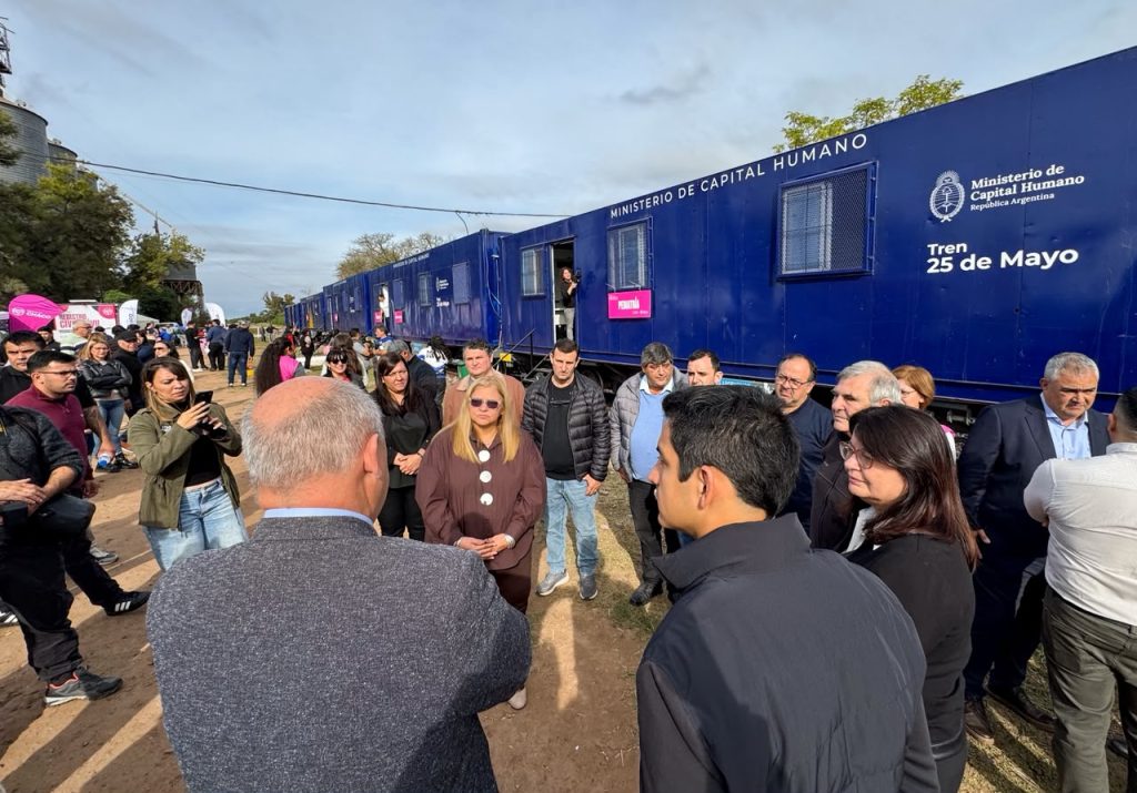 Legisladores acompañaron la puesta en marcha de los servicios del Tren 25 de Mayo en Hermoso Campo Legisladores acompañaron la puesta en marcha de los servicios del Tren 25 de Mayo en Hermoso Campo