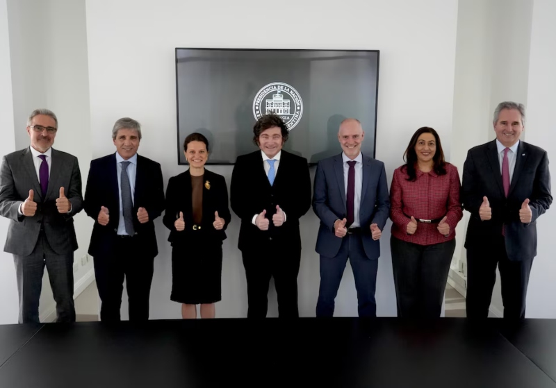Milei recibió en Olivos a las autoridades del Banco Mundial tras la concesión de la garantía por USD 2.000 millones Milei recibió en Olivos a las autoridades del Banco Mundial tras la concesión de la garantía por USD 2.000 millones