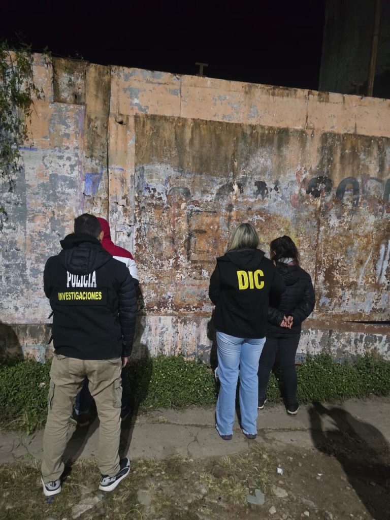 Detuvieron a una pareja sospechada de estafar con transferencias falsas a comercios de Barranqueras Detuvieron a una pareja sospechada de estafar con transferencias falsas a comercios de Barranqueras