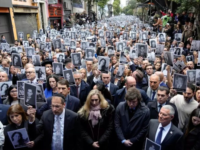 Reclamos de justicia, guiño mundialista y la presencia de Milei: la AMIA conmemoró 32 años del atentado Reclamos de justicia, guiño mundialista y la presencia de Milei: la AMIA conmemoró 32 años del atentado