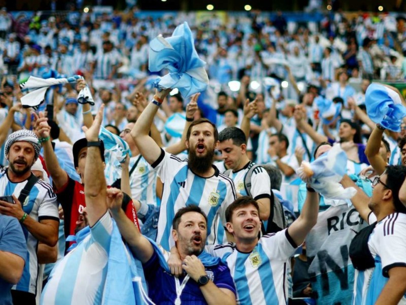 Calculan que los argentinos que viajaron sobre la hora a la final demandaron US millones en divisas Calculan que los argentinos que viajaron sobre la hora a la final demandaron US millones en divisas