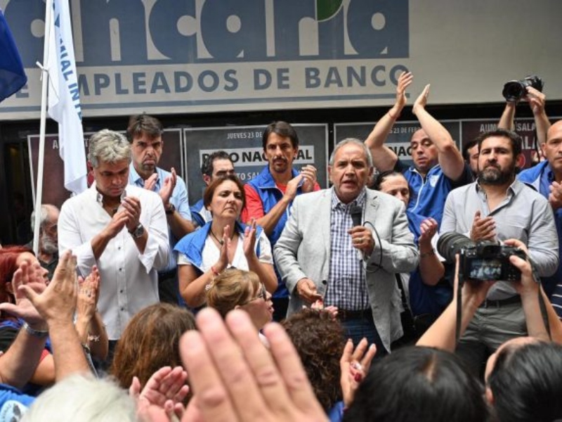 Trabajadores bancarios recibieron un nuevo aumento para junio y tendrán otro salario inicial récord Trabajadores bancarios recibieron un nuevo aumento para junio y tendrán otro salario inicial récord