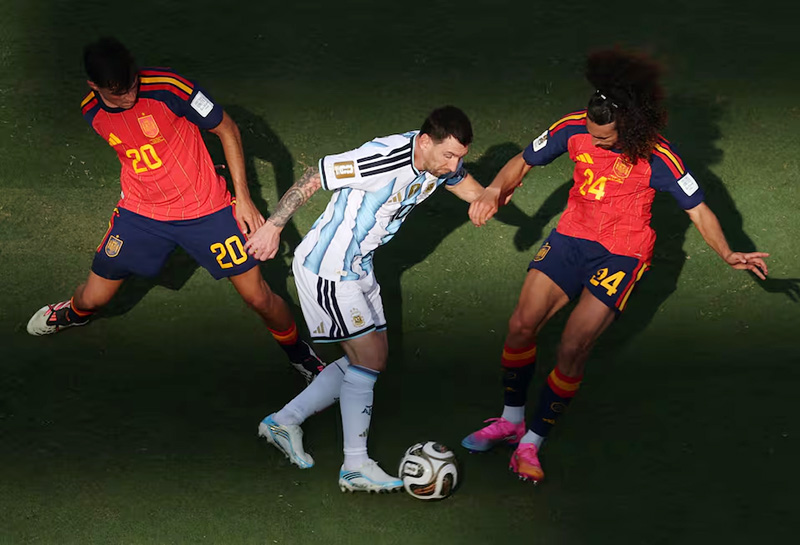 Argentina resistió lo que pudo, pero España encontró el gol y se consagró campeona del mundo Argentina resistió lo que pudo, pero España encontró el gol y se consagró campeona del mundo