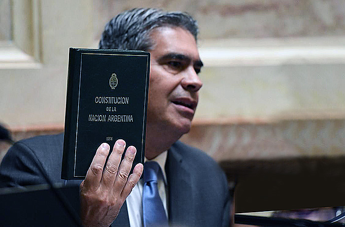 Capitanich: “Las familias se endeudan cada vez más porque la plata ya no alcanza” Capitanich: “Las familias se endeudan cada vez más porque la plata ya no alcanza”