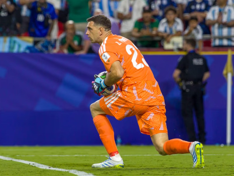 Preocupación en la Selección argentina: el “Dibu” Martínez analiza la posibilidad de “dar un paso al costado” Preocupación en la Selección argentina: el “Dibu” Martínez analiza la posibilidad de “dar un paso al costado”