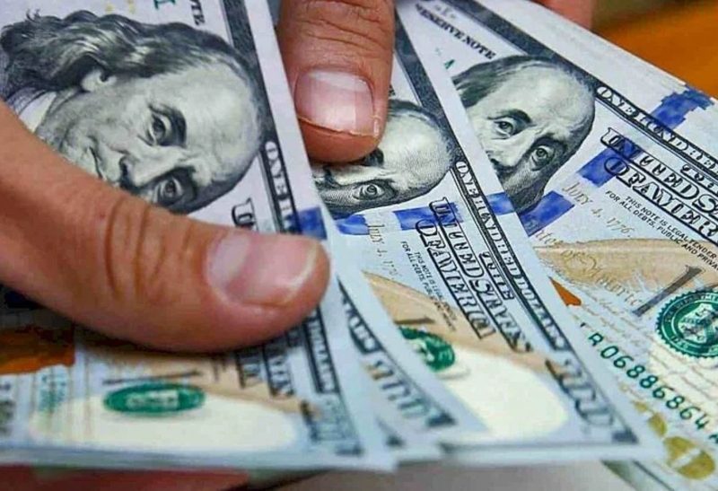 Habilitan a las empresas a abrir cuentas en dólares para pagarle a sus empleados Habilitan a las empresas a abrir cuentas en dólares para pagarle a sus empleados
