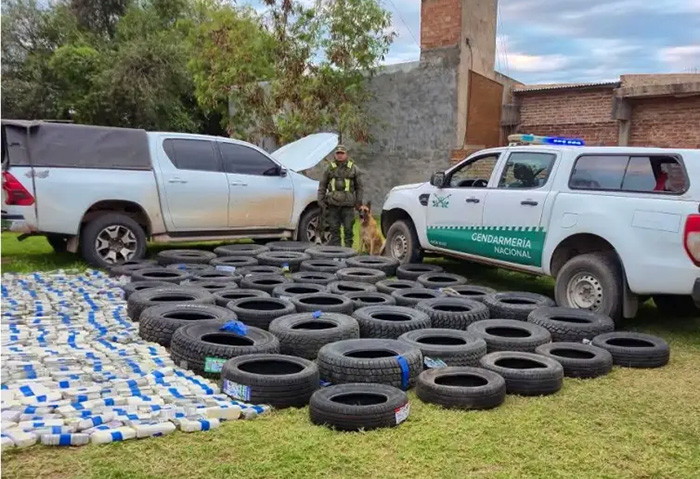 Gendarmería secuestró contrabando millonario de neumáticos y hojas de coca en la Ruta 7 Gendarmería secuestró contrabando millonario de neumáticos y hojas de coca en la Ruta 7