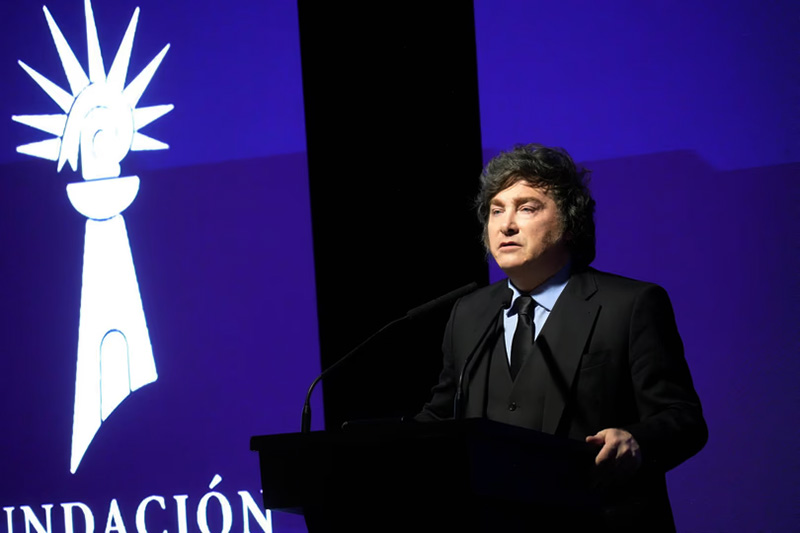 Milei defendió la venta de tierras, tuvo un fuerte cruce con un asistente y vaticinó su reelección Milei defendió la venta de tierras, tuvo un fuerte cruce con un asistente y vaticinó su reelección