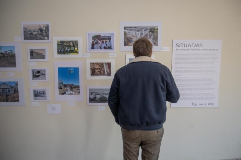 Comenzó la muestra fotográfica «Situadas. Escuelas y territorios», abierta al público hasta el 7 de agosto Comenzó la muestra fotográfica «Situadas. Escuelas y territorios», abierta al público hasta el 7 de agosto