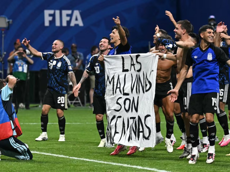 El gobierno británico pide a la FIFA que sancione a Argentina por la bandera por Malvinas El gobierno británico pide a la FIFA que sancione a Argentina por la bandera por Malvinas