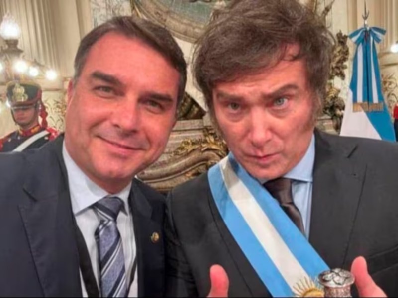 Milei refuerza su alianza ultraderechista y viaja a Brasil para apoyar la candidatura de Flavio Bolsonaro Milei refuerza su alianza ultraderechista y viaja a Brasil para apoyar la candidatura de Flavio Bolsonaro