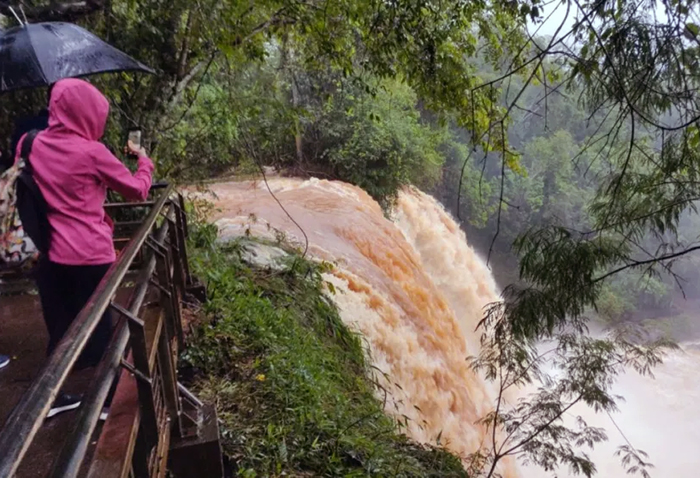 Las Cataratas del Iguazú superan los 8 millones de litros por segundo tras la crecida del río Las Cataratas del Iguazú superan los 8 millones de litros por segundo tras la crecida del río