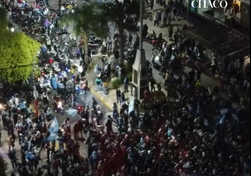 En Resistencia cientos de vecinos salieron a festejar en agradecimiento a la Selección En Resistencia cientos de vecinos salieron a festejar en agradecimiento a la Selección