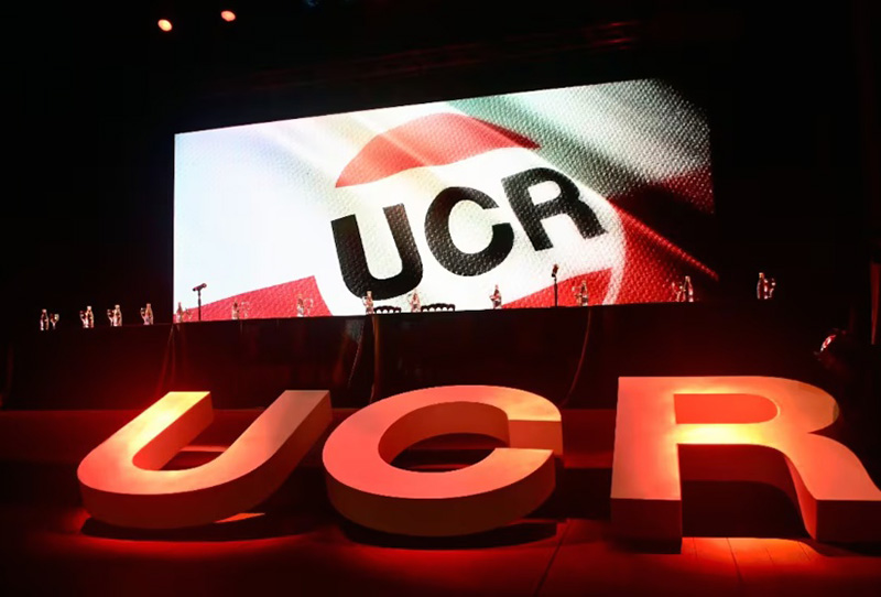 La UCR se rearma y propone una gran PASO “de centro” para competir contra LLA y el peronismo La UCR se rearma y propone una gran PASO “de centro” para competir contra LLA y el peronismo