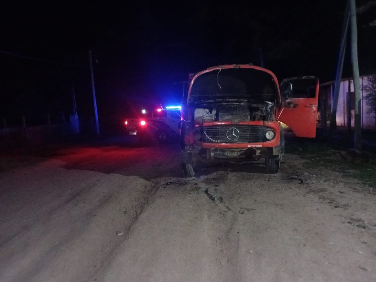 Investigan el incendio de un camión municipal que estaba en reparación en Misión Nueva Pompeya Investigan el incendio de un camión municipal que estaba en reparación en Misión Nueva Pompeya