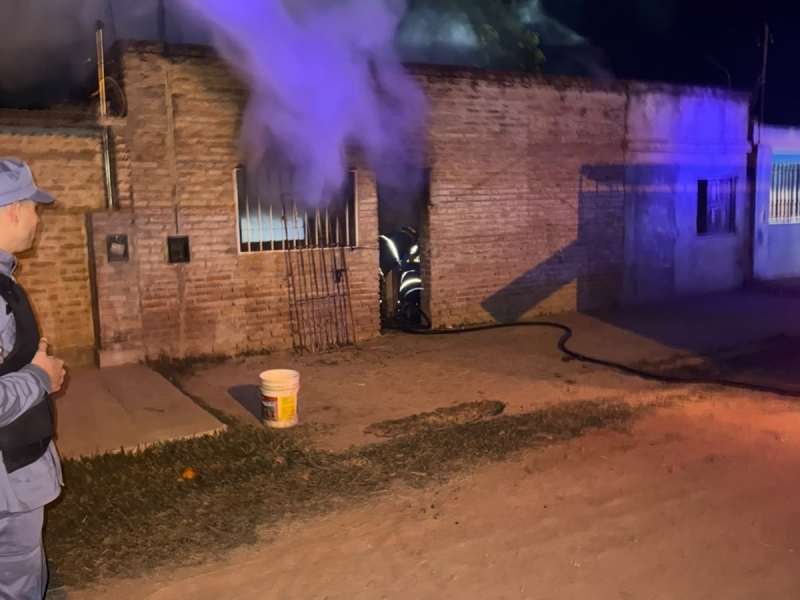 Sáenz Peña: le cortaron la luz, utilizaba velas y se le incendió la casa Sáenz Peña: le cortaron la luz, utilizaba velas y se le incendió la casa