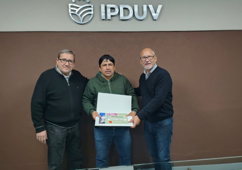 El IPDUV entregó el certificado de cancelación de deuda al ganador del quinto sorteo estímulo El IPDUV entregó el certificado de cancelación de deuda al ganador del quinto sorteo estímulo