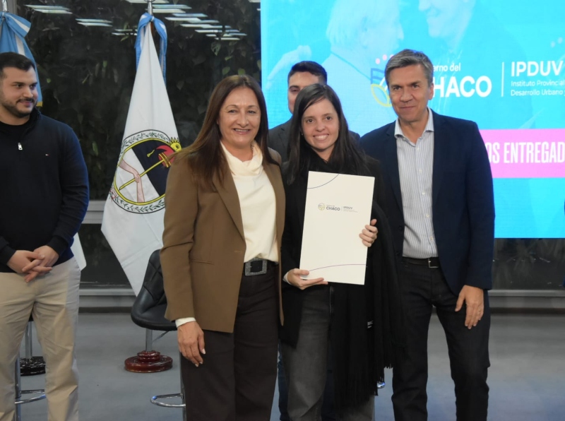 La Legislatura acompañó la entrega de 50 títulos de propiedad a familias del área metropolitana La Legislatura acompañó la entrega de 50 títulos de propiedad a familias del área metropolitana