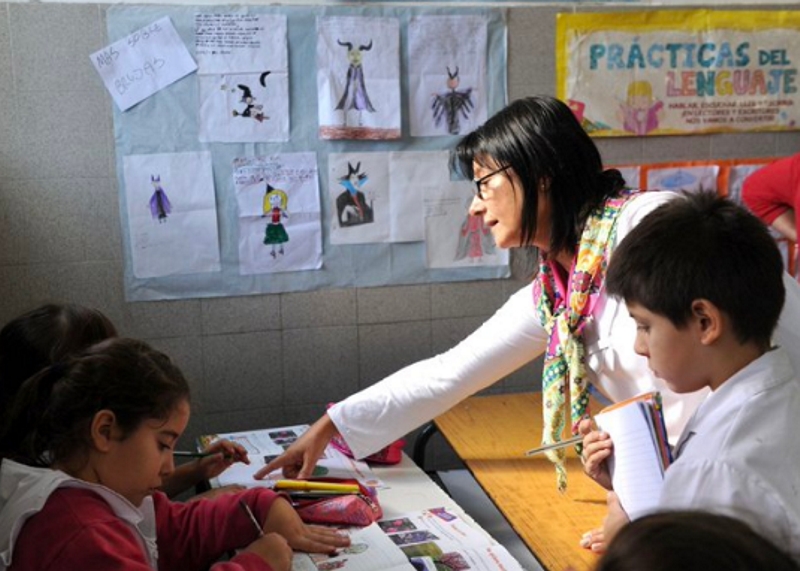 Misiones otorga doble aumento salarial a sus docentes Misiones otorga doble aumento salarial a sus docentes
