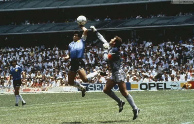Subastan la pelota de la Mano de Dios: el Gol del Siglo de Diego Maradona a Inglaterra Subastan la pelota de la Mano de Dios: el Gol del Siglo de Diego Maradona a Inglaterra