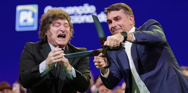 En Brasil, Javier Milei tildó a Lula da Silva de “ladrón” y respaldó la candidatura de Flávio Bolsonaro En Brasil, Javier Milei tildó a Lula da Silva de “ladrón” y respaldó la candidatura de Flávio Bolsonaro