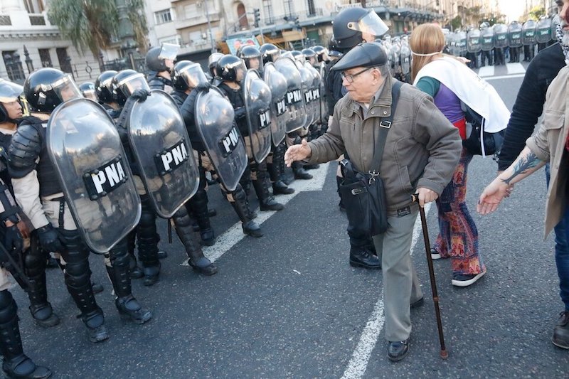 Hay plata: Milei gastó más de 2 mil millones en reprimir jubilados Hay plata: Milei gastó más de 2 mil millones en reprimir jubilados