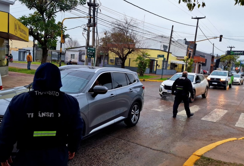 Prohibido el giro a la izquierda: el semáforo de avenidas Sarmiento y Rissione pasó a ser de dos tiempos y recomiendan cautela Prohibido el giro a la izquierda: el semáforo de avenidas Sarmiento y Rissione pasó a ser de dos tiempos y recomiendan cautela