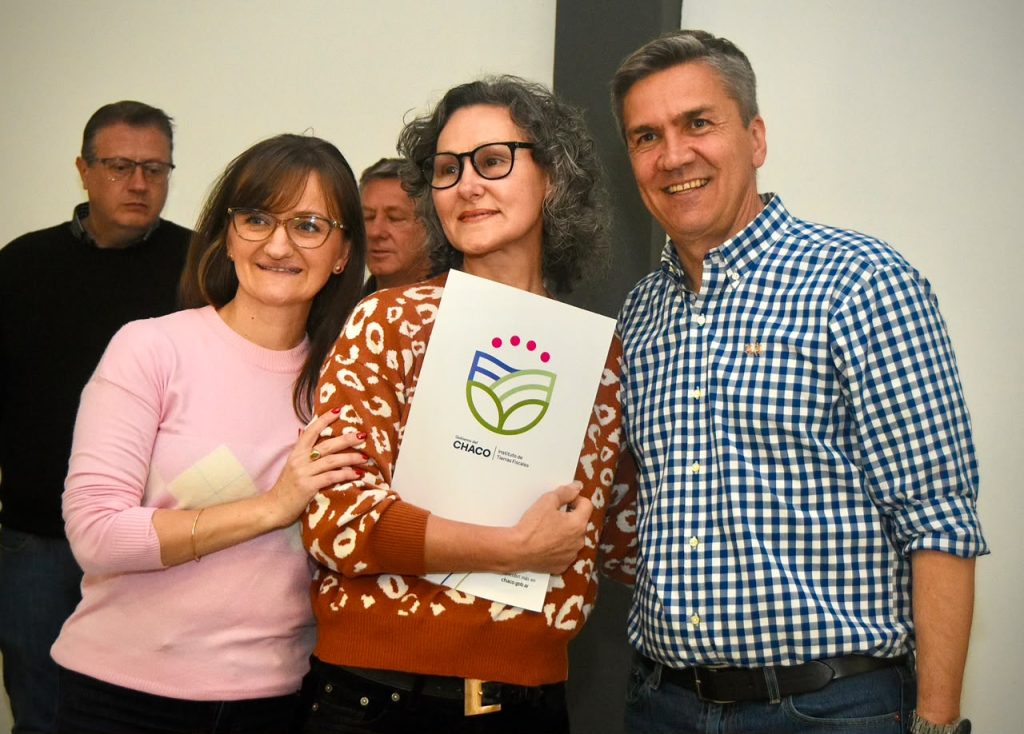 Tras décadas de espera, más de 50 familias rurales de Las Breñas obtuvieron el título de propiedad de sus tierras Tras décadas de espera, más de 50 familias rurales de Las Breñas obtuvieron el título de propiedad de sus tierras