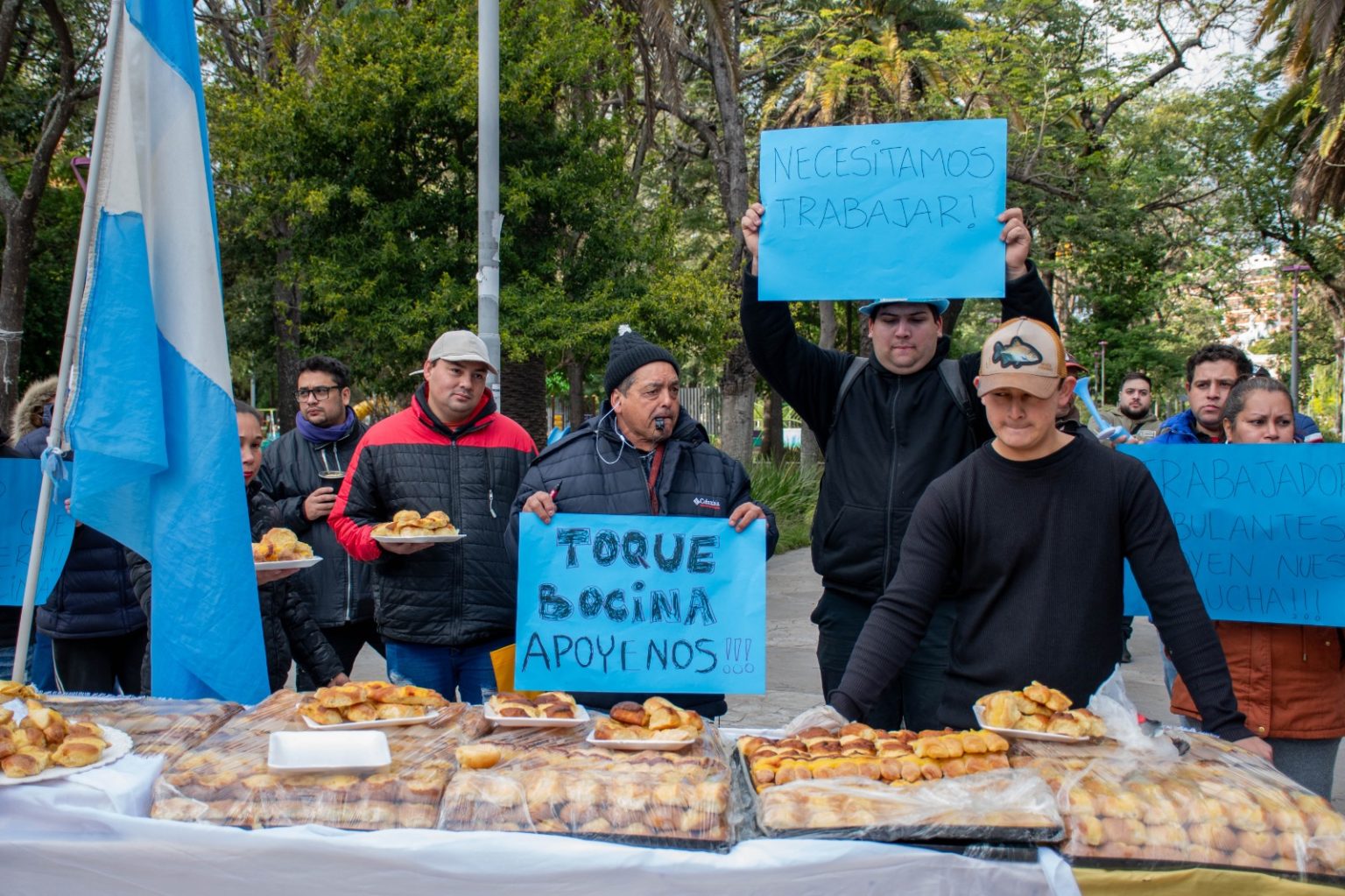 A días de la Bienal, vendedores ambulantes reclaman un espacio para poder trabajar A días de la Bienal, vendedores ambulantes reclaman un espacio para poder trabajar