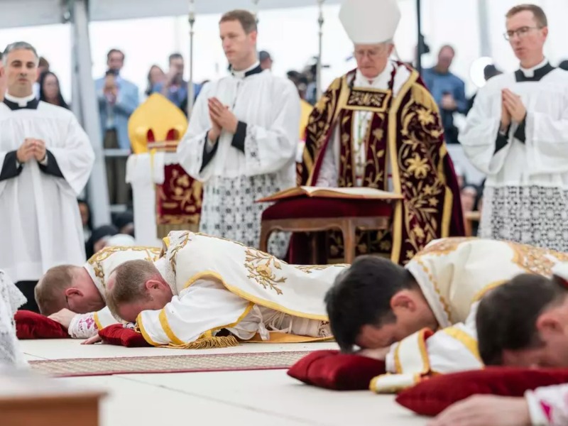 Los ultras lefebvrianos consuman su desafío al Papa y provocan un nuevo cisma en la Iglesia Los ultras lefebvrianos consuman su desafío al Papa y provocan un nuevo cisma en la Iglesia