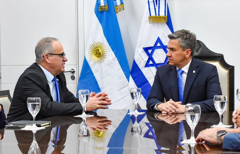 El gobernador Zdero recibió al embajador de Israel en Argentina, Eyal Sela El gobernador Zdero recibió al embajador de Israel en Argentina, Eyal Sela