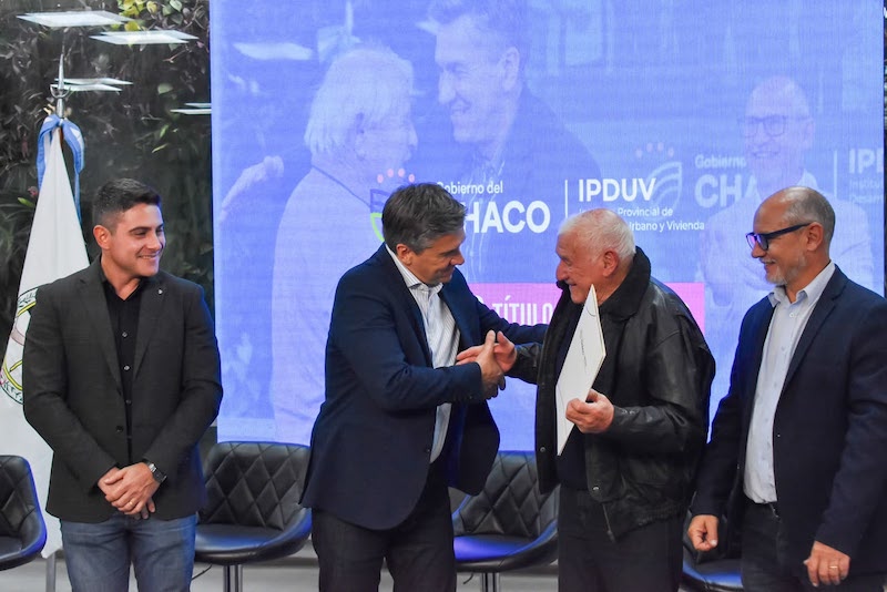 El gobernador Zdero entregó 50 títulos de propiedad a familias de Resistencia El gobernador Zdero entregó 50 títulos de propiedad a familias de Resistencia