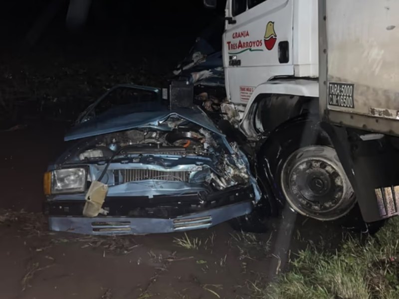 Ruta 192: siete muertos, entre ellos tres menores, por el choque frontal entre un auto y un camión Ruta 192: siete muertos, entre ellos tres menores, por el choque frontal entre un auto y un camión