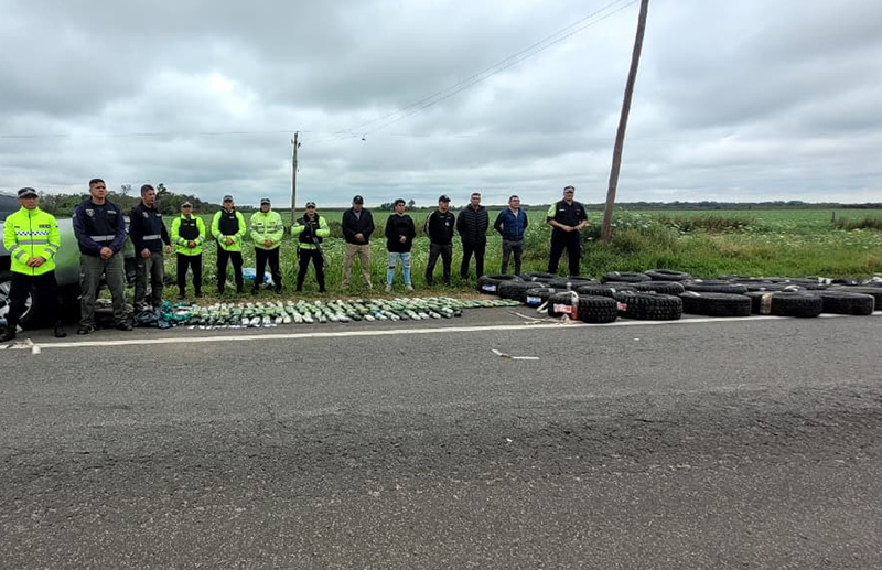Persecución y secuestro de más de 100 cubiertas y 50 kilos de hojas de coca en Ruta 16 Persecución y secuestro de más de 100 cubiertas y 50 kilos de hojas de coca en Ruta 16