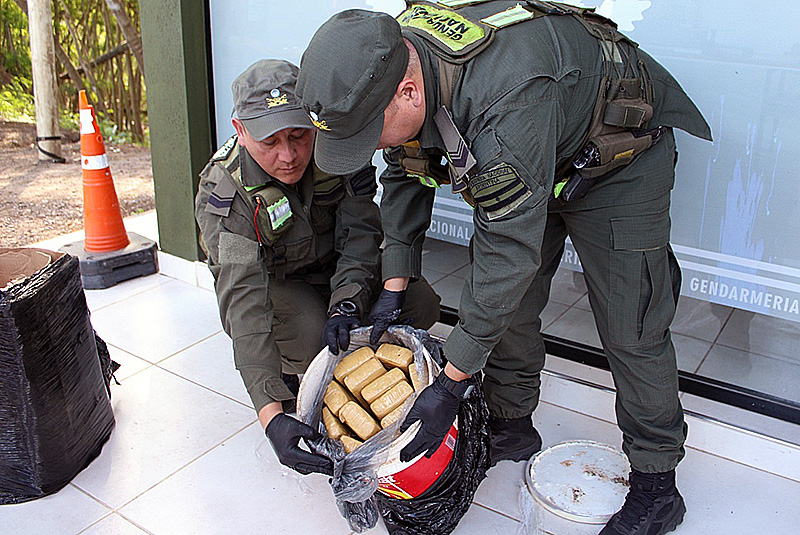 Incautaron en el Puente Belgrano 12 kilos de droga ocultos en un camión de encomienda Incautaron en el Puente Belgrano 12 kilos de droga ocultos en un camión de encomienda