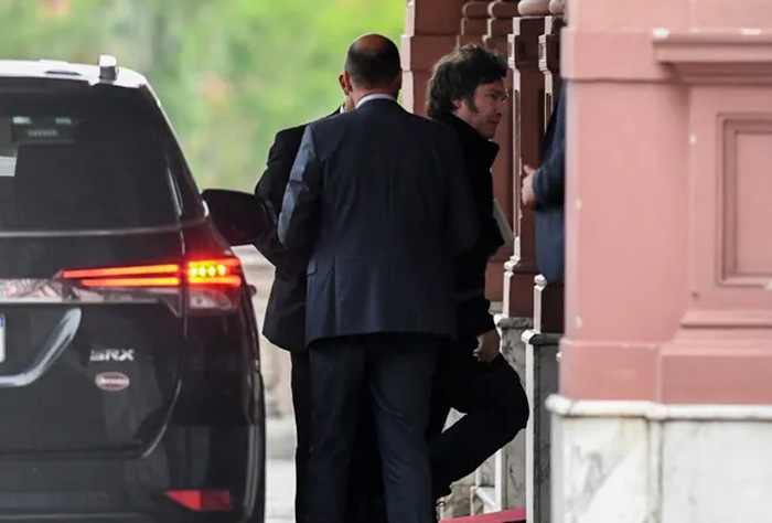 Milei volvió a la Casa Rosada: ratificó el rumbo y relativizó la crisis de morosidad Milei volvió a la Casa Rosada: ratificó el rumbo y relativizó la crisis de morosidad