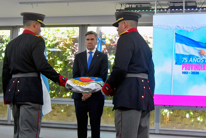 75 años de provincialización: Zdero recibió la bandera de la libertad civil y llamó a construir “el Chaco de oportunidades” 75 años de provincialización: Zdero recibió la bandera de la libertad civil y llamó a construir “el Chaco de oportunidades”