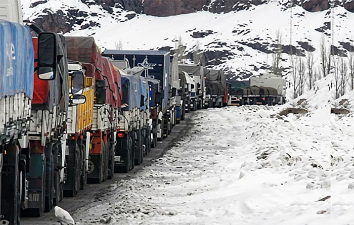 La nieve en Mendoza dejó varados más de 70 camiones cargados con carbón vegetal del Chaco La nieve en Mendoza dejó varados más de 70 camiones cargados con carbón vegetal del Chaco