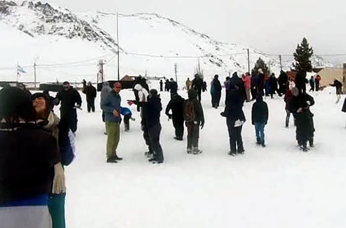 Evacuaron a más de 200 turistas en Puente del Inca por el intenso temporal de nieve en Mendoza Evacuaron a más de 200 turistas en Puente del Inca por el intenso temporal de nieve en Mendoza