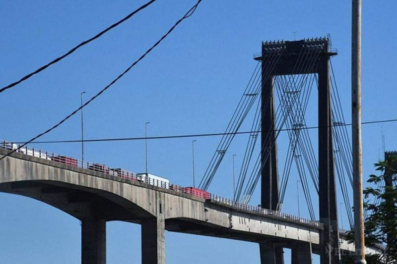 Demoran a dos extranjeros irregulares en un control sobre el puente Chaco-Corrientes Demoran a dos extranjeros irregulares en un control sobre el puente Chaco-Corrientes
