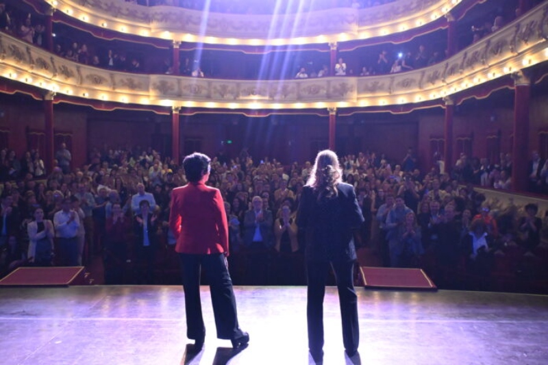 Un teatro de pie ovacionó con sapucay y aplausos el estreno de “Regreso a Caá Catí”, la historia viva de Las Hermanas Vera Un teatro de pie ovacionó con sapucay y aplausos el estreno de “Regreso a Caá Catí”, la historia viva de Las Hermanas Vera